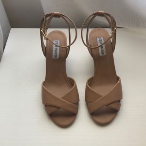 Steve Madden nude sandals /wedges